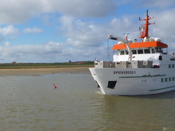 Die "Spiekeroog II" in der Spiekerooger Fahrrinne