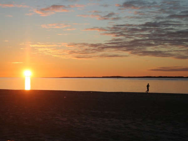 Sonnenuntergang am Strand, Jogger